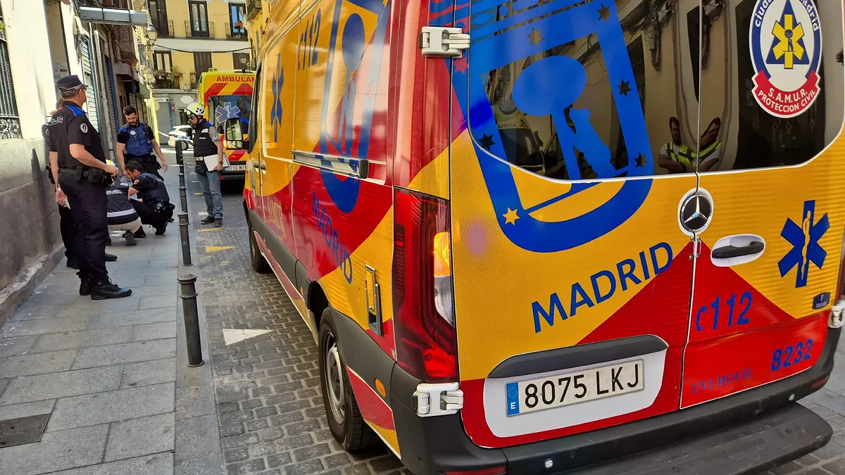 Bir işçi, Madrid'in Merkez Bölgesi'ndeki üç aydırım binasının çatısından koştuğunda ölür