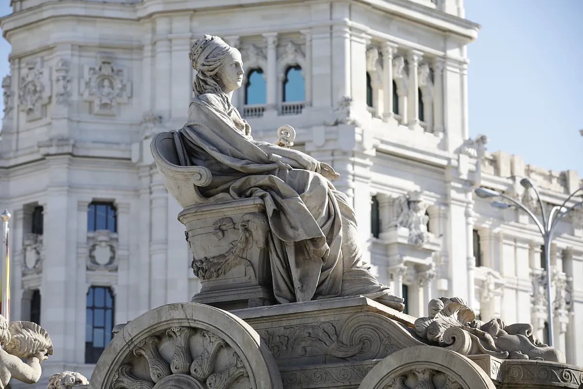 Cuenta atrás para el 'lifting' de la diosa Cibeles: láser, microproyecciones y cincel para retirar las costras de polvo del Sáhara y un tratamiento preciso para acabar con la grieta del carro