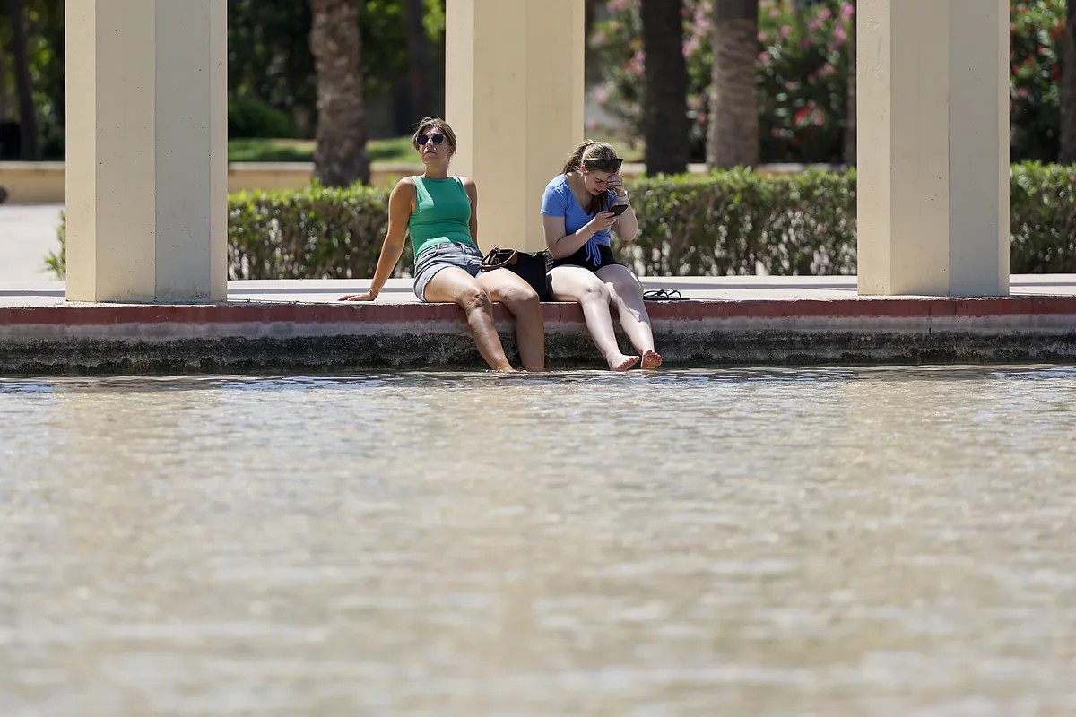Las temperaturas siguen subiendo en todo el país, con máximas de hasta 35 grados y posibles lluvias en Galicia