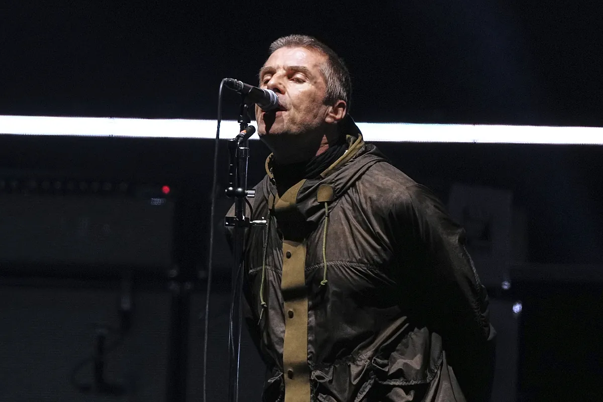 Bir adam bir kademeden düştüğünde Wembley'deki bir Oasis konserinde ölür
