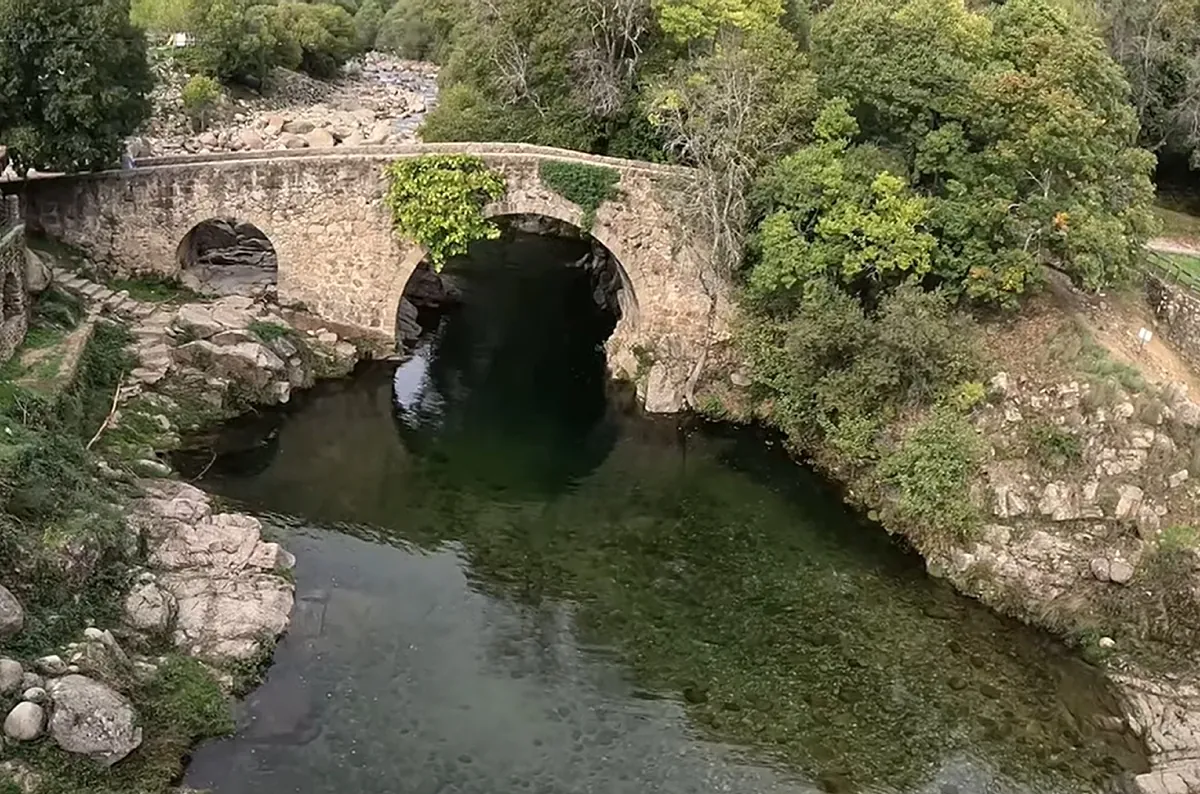 Una garganta bajo un puente romano, pozas de agua clara y naturaleza: el paraje idílico para darse un chapuzón en La Vera