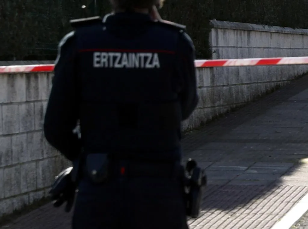 Un hombre roba un móvil a punta de navaja y obliga a la víctima a hacerse un 'selfi' con él en Balmaseda