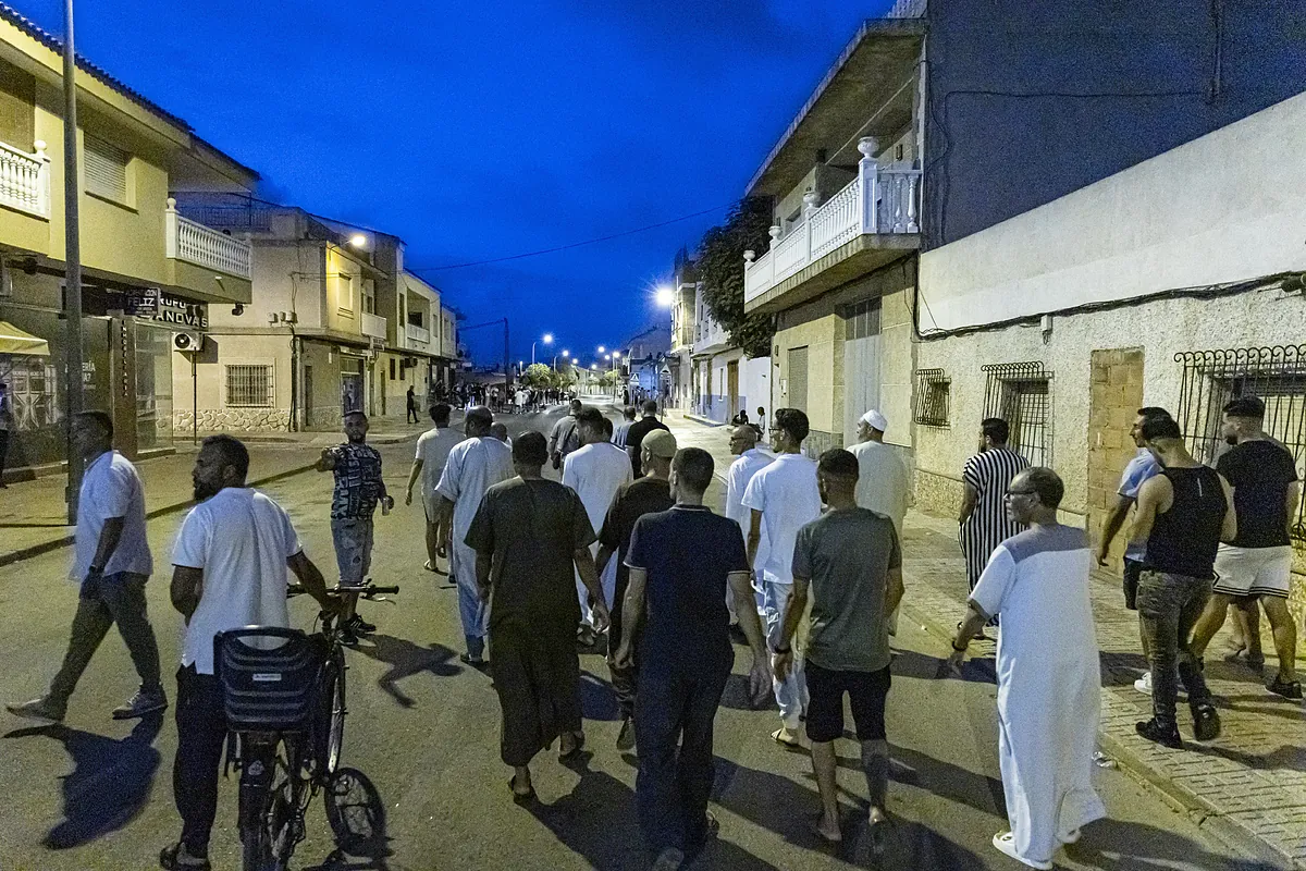 El rezo conjunto de los tres imanes de Torre Pacheco que calmó a los exaltados del barrio de San Antonio:  Ya se ha detenido al autor de la paliza, que pague por lo que ha hecho 