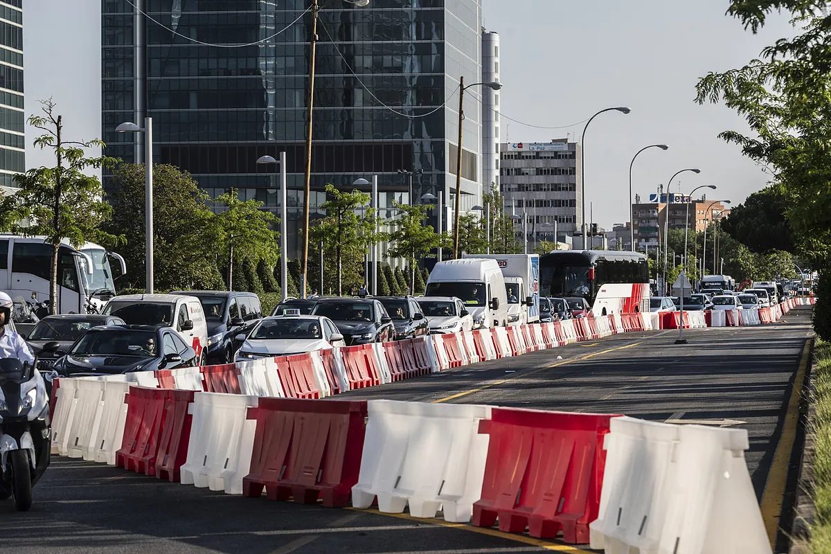El nuevo agosto de retenciones en Madrid: el soterramiento de la Castellana tensa la cuerda del tráfico y dibuja otro punto caliente para el tráfico tras Ventas y la A-5