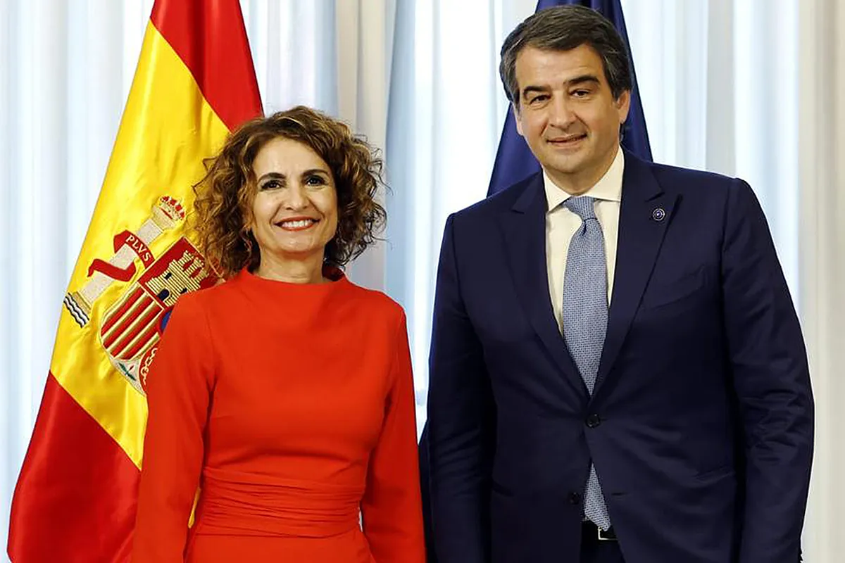 Montero retira el  cordón sanitario  y recibe a Fitto, el comisario europeo de Meloni, para amarrar los fondos de cohesión