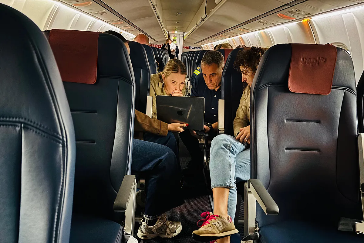 Marga Prohens y el equipo técnico de Emergencias del Govern quedan encerrados en un avión por el temporal de lluvia en Ibiza