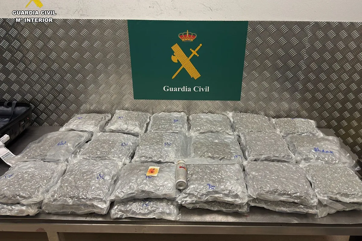 Detienen en Barajas a tres correos que transportaban marihuana en un vuelo de Dubái a Madrid