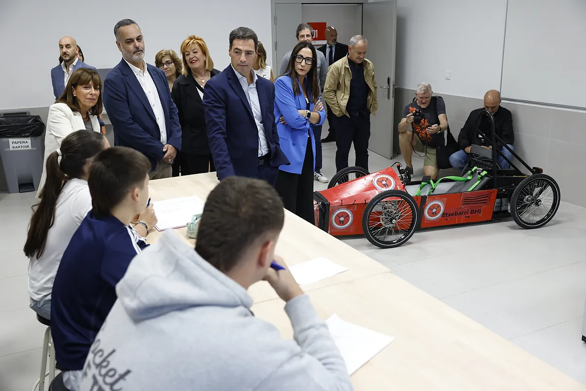 Pradales insiste en primar el euskera en las aulas vascas y abre una mesa contra la "segregación" sin padres de niños migrantes