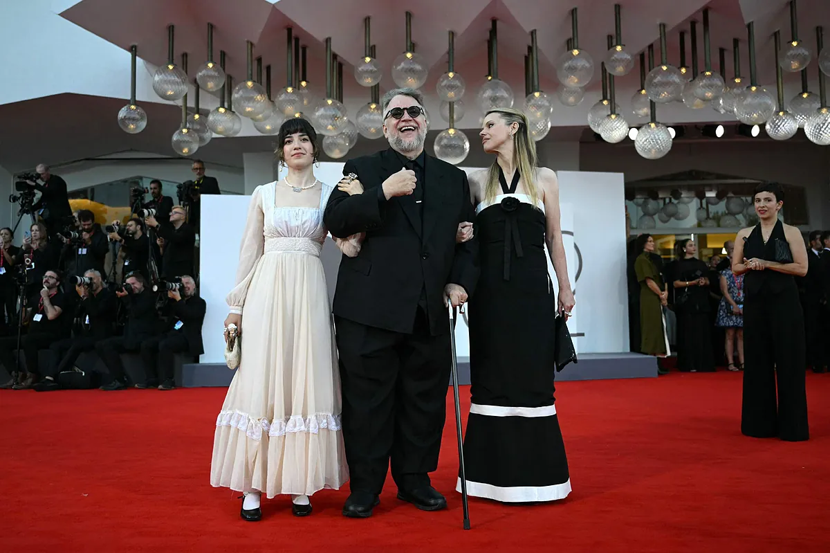 Frankenstein: Guillermo del Toro lleva al éxtasis su amor por el monstruo (****)