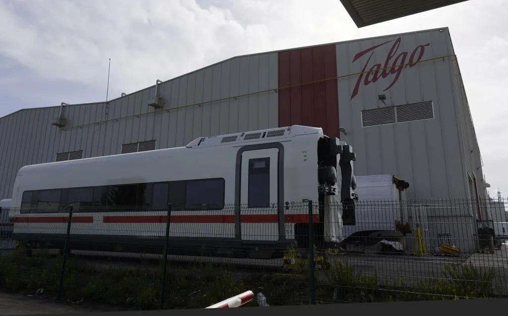 Talgo estalla contra Puente y atribuye al "mal estado" de la vía la retirada de sus trenes Avril del Avlo entre Madrid y Barcelona