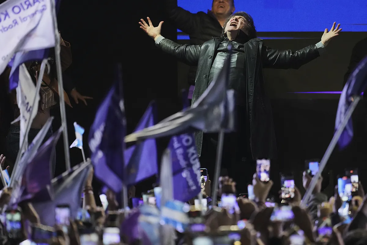 Nuevas piedras contra Milei, que cerró en un clima de tensión la campaña de cara a la elección en la estratégica provincia de Buenos Aires