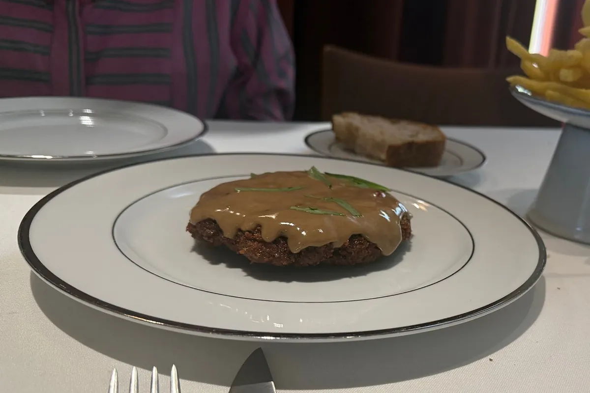 Es comprensible que todo el mundo quiera ir a Caja de Cerillas a comer ropa vieja de bogavante