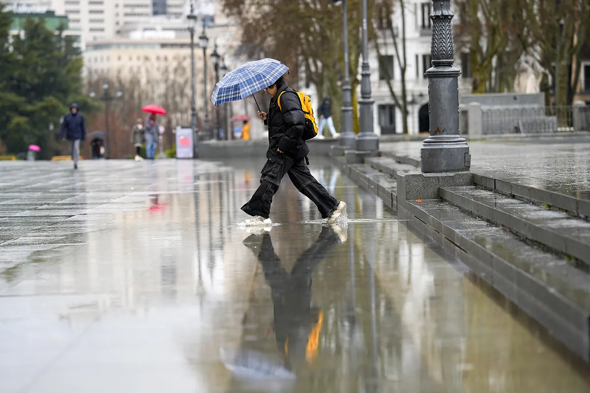 Chubascos y bajada de temperaturas en Madrid mientras los termómetros superan los 30 grados en el sureste peninsular