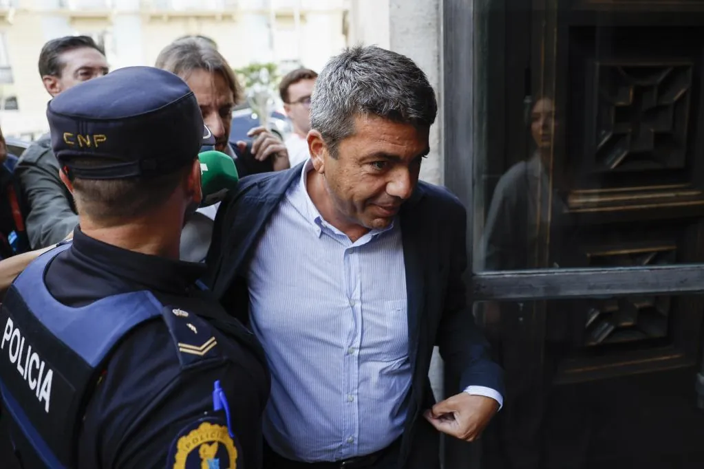 La carta de Maribel Vilaplana vuelve a poner a Mazón frente a las contradicciones de su cronología el día de la dana