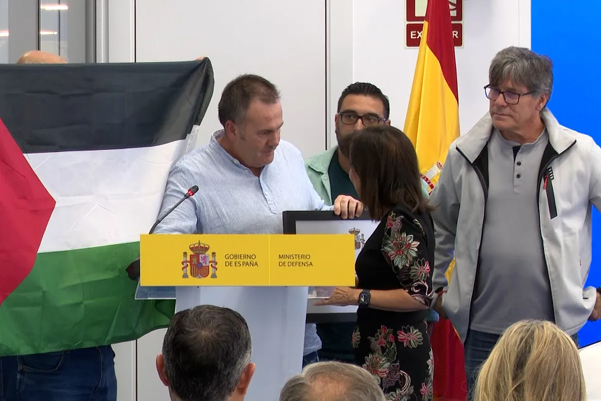 El incómodo momento Margarita Robles por un trabajador con una bandera palestina