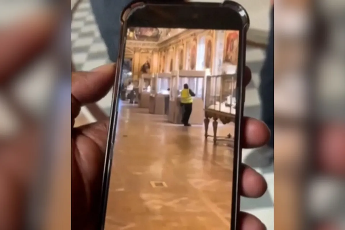 El momento en que uno de los ladrones rompe una vitrina en el asalto al Louvre