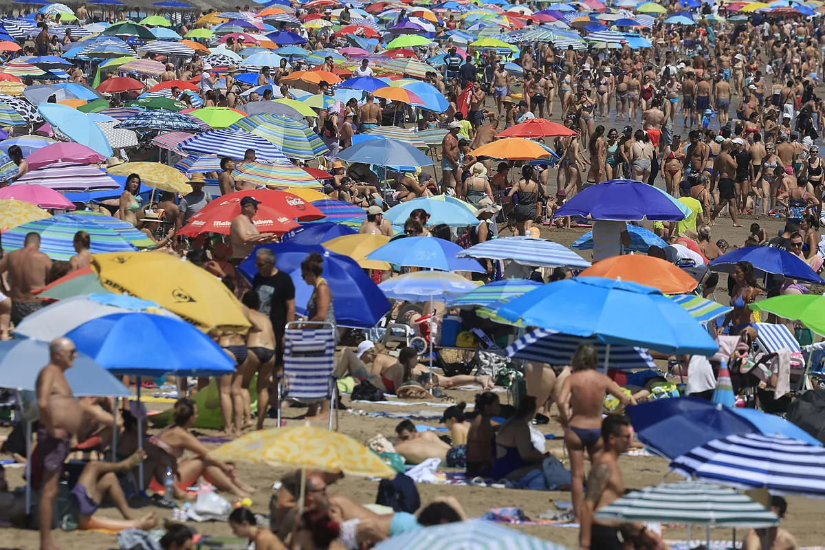 El calor, de hasta 40 grados, viento o lluvias activan la alerta en siete comunidades