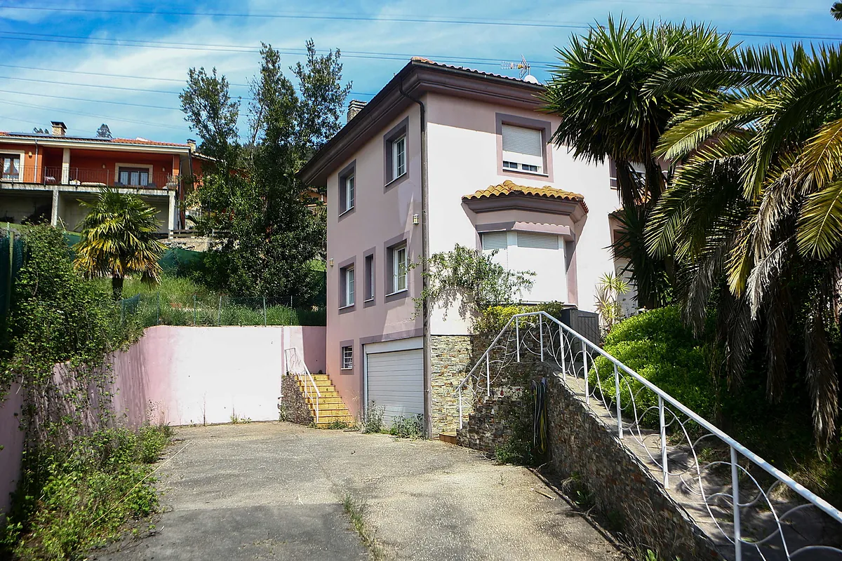La liberación de la  casa de los horrores  de Oviedo, con monstruos pintados en las cunas:  Los niños ni siquiera salían al jardín. Vieron un caracol y flipaban 