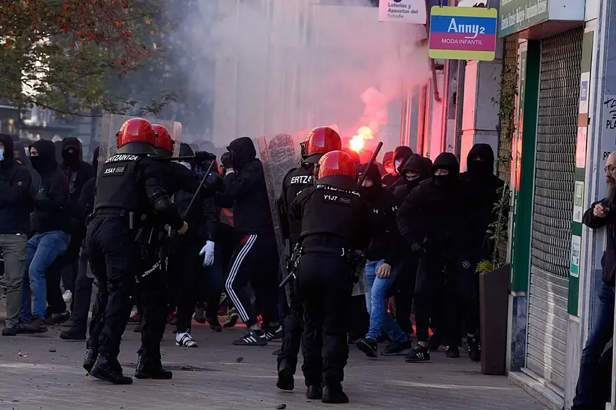 Graves disturbios por un acto de La Falange en Vitoria por el 12 de octubre