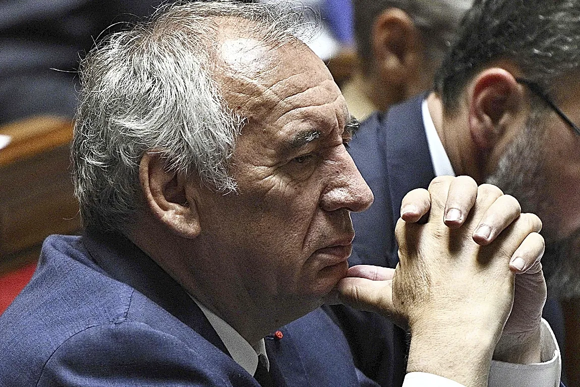 Bayrou supera la moci?n de censura, pero queda muy aislado en medio...