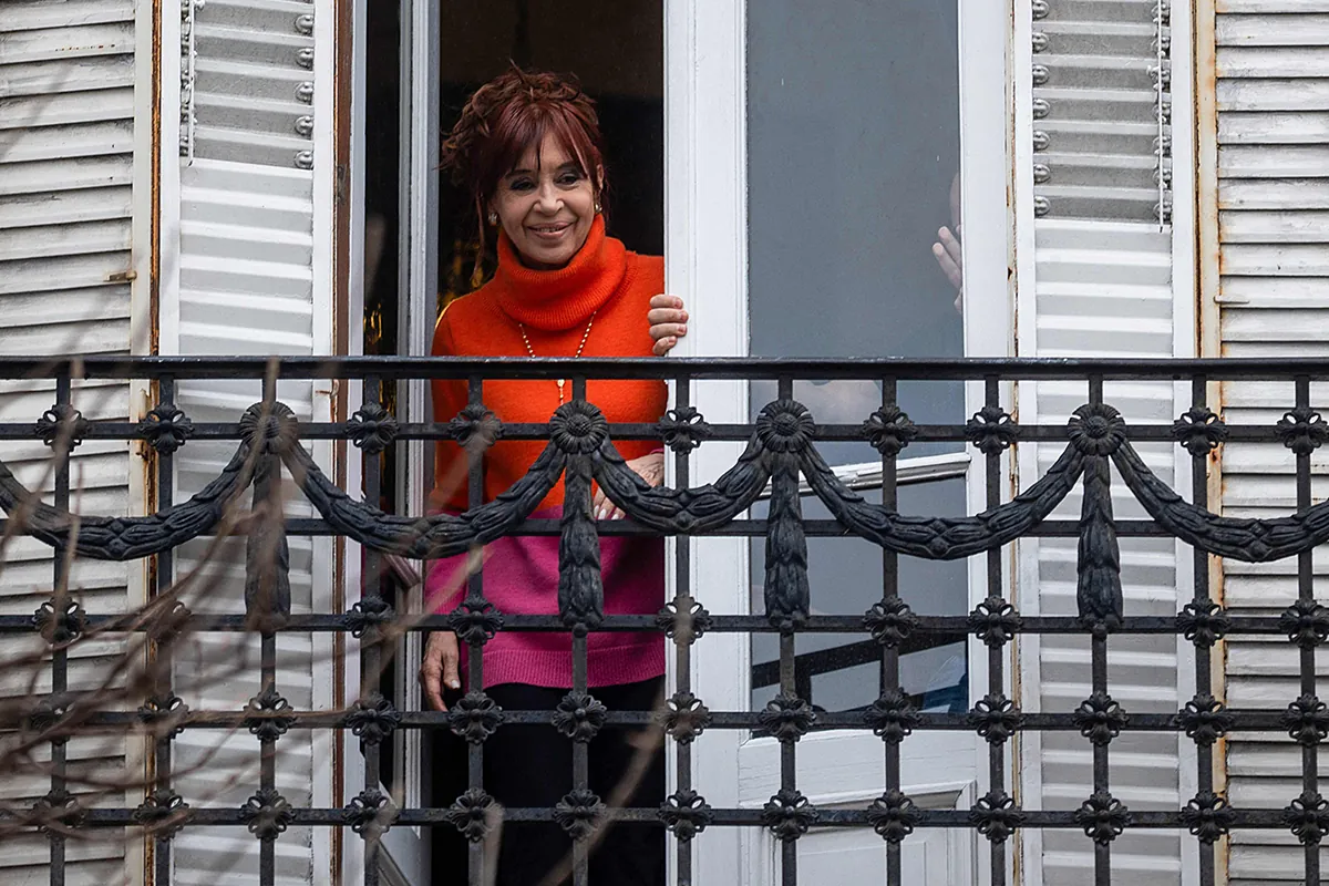 En busca de los 537 millones de la presa Cristina Fernández de Kirchner, la ex presidenta que sólo admite tener acciones y una cuenta con 1.300 dólares