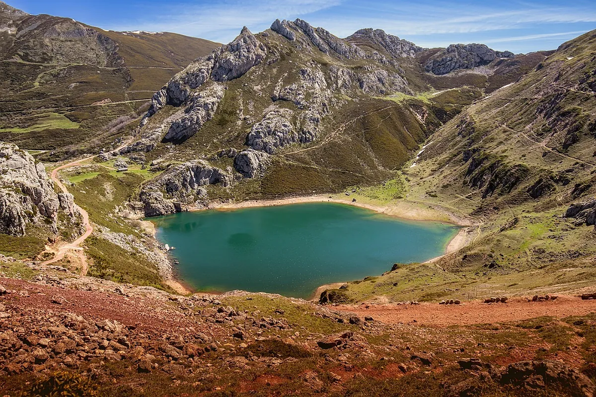 El rincón más salvaje de Asturias: lagos ocultos y cumbres mágicas que parecen sacadas de un cuento