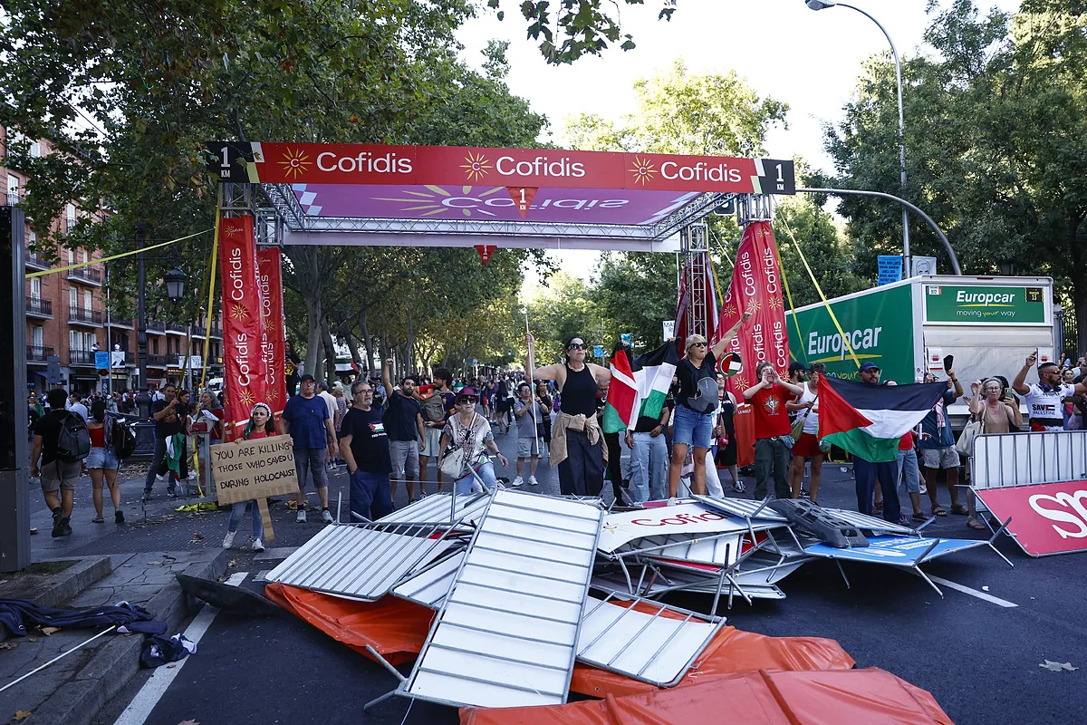 La Unión Ciclista Internacional ataca a Pedro Sánchez por "instrumentalizar el deporte con fines políticos" tras el boicot al final de la Vuelta a España