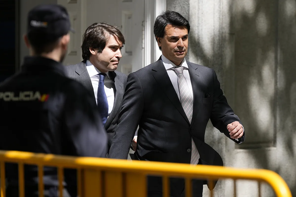 La mujer de un directivo de Quir?n niega que el novio de Ayuso le...