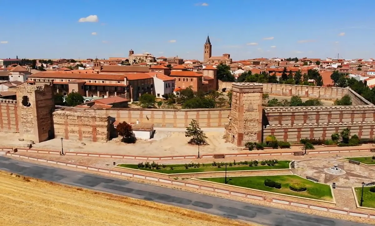 El bonito pueblo de Ávila que vio nacer a Isabel la Católica: murallas, palacios, un espectacular monasterio y gastronomía castellana
