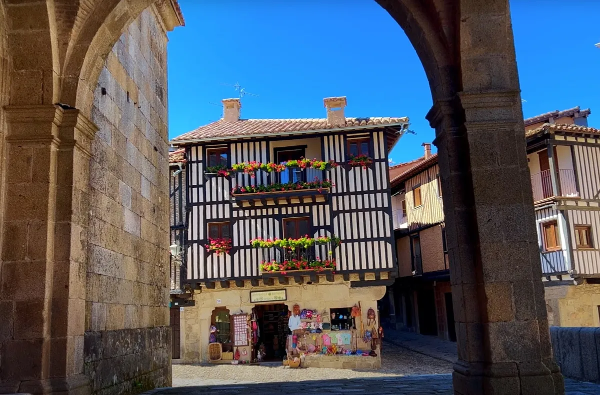 El pueblo de Salamanca que parece sacado de Disney: villa medieval, balcones con flores, calles empedradas y primer pueblo en España declarado Histórico-Artístico