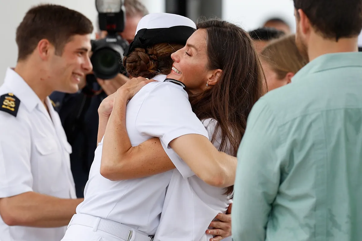 Emotivo abrazo entre la Princesa Leonor y la Reina Letizia en Panamá |  España