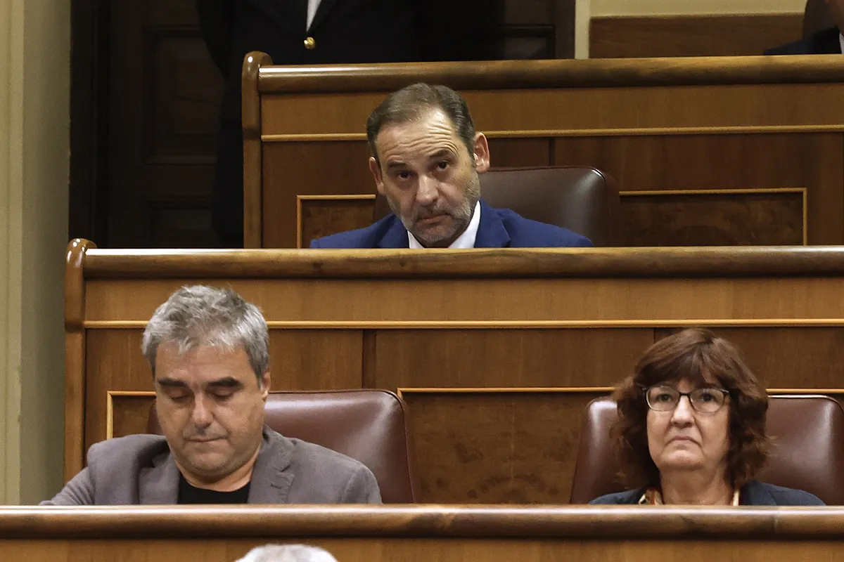 ¿Qué pasa si Ábalos entra en prisión preventiva? ¿Puede votar o cobrar su sueldo de diputado?