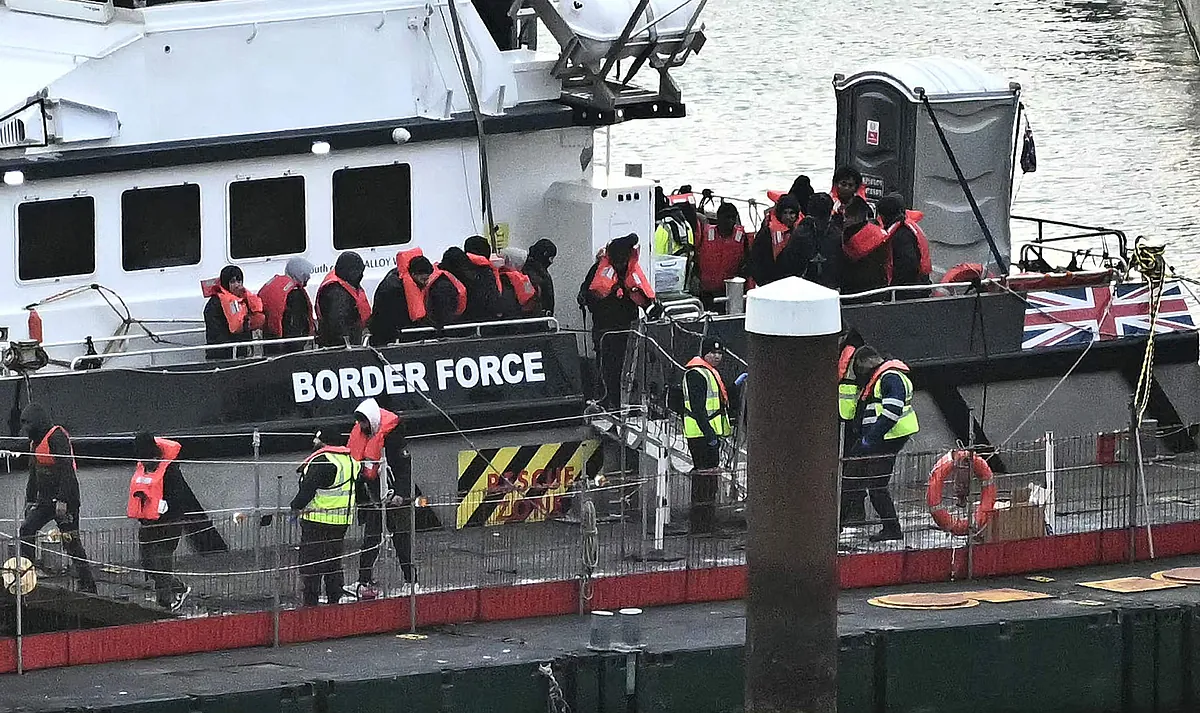 Reino Unido planea deportar a los primeros inmigrantes que cruzaron el Canal de la Mancha en vuelos regulares de Air France