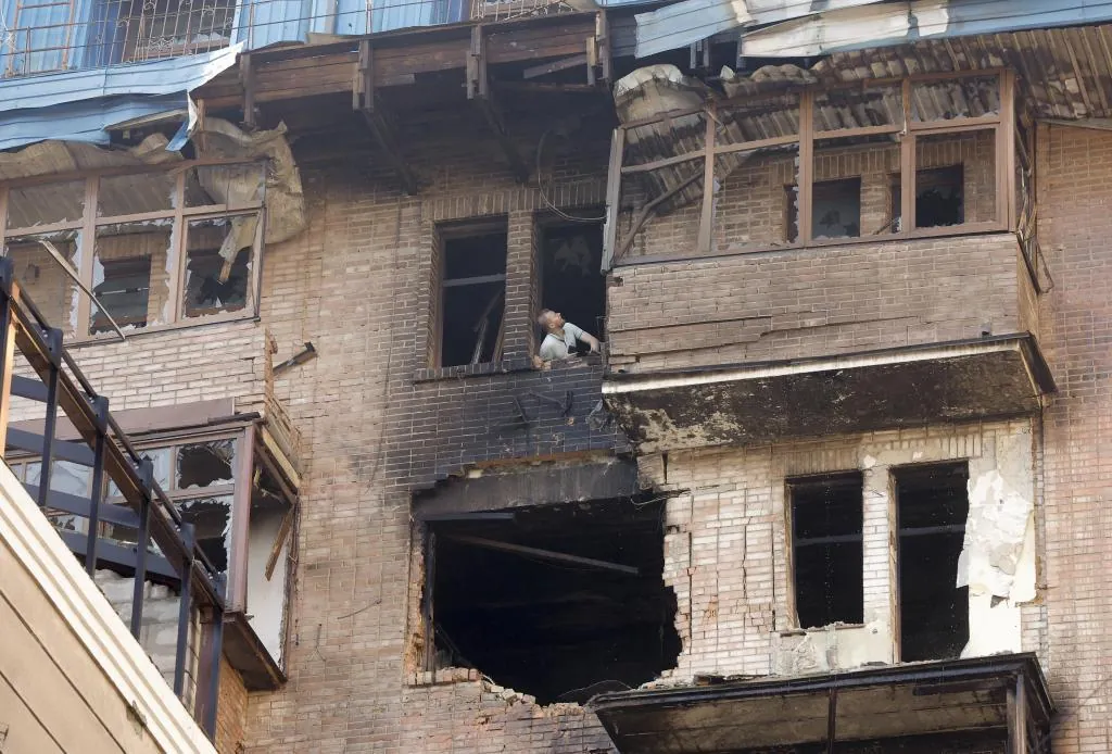 Rusya, Kiev'i ateşe neden olan ve iki ölü bırakan daha fazla füze ve dron ile tekrar vurdu