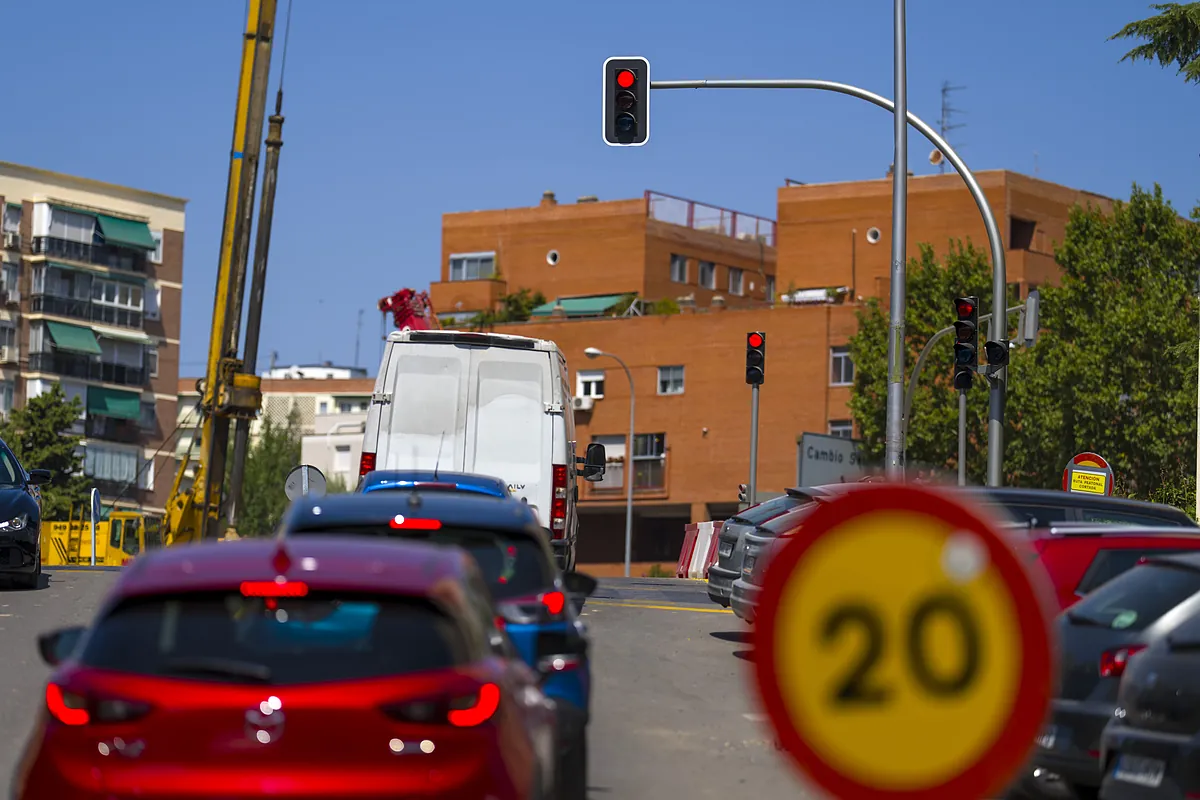 De aquellos polémicos semáforos de Carmena en la A-5 a estos de Almeida (durante las obras) que tienen en vilo a Batán:  Como duren mucho, esto va a ser una locura 