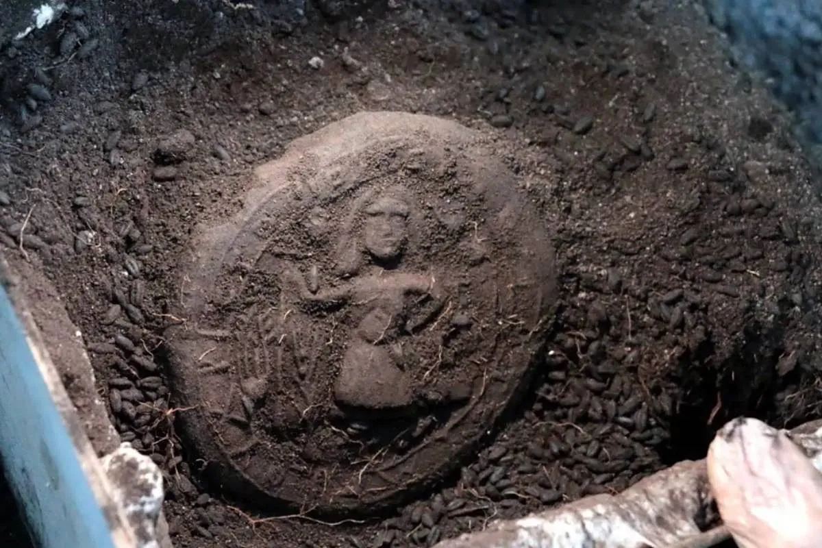 Hallan en Turquía una hogaza de pan de comunión de 1.300 años de antigüedad con una imagen de Cristo como agricultor