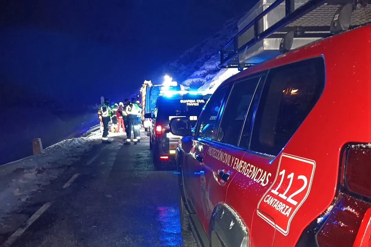Mueren cuatro madrileños de 21 años al despeñarse el coche en el que viajaban por una ladera en Cantabria