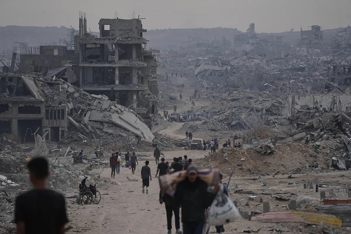Los gazatíes regresan a sus hogares en ruinas mientras la ayuda humanitaria entra a cuentagotas