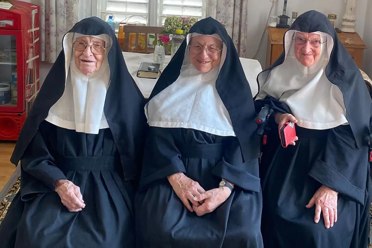 Las tres monjas rebeldes que se escaparon de la residencia de ancianos a donde las enviaron para okupar su abandonado convento en los Alpes
