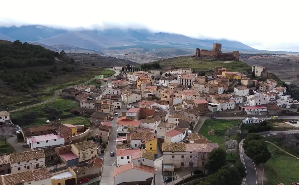 El único pueblo excomulgado de España ideal para una escapada en Halloween: leyendas, maldiciones y un castillo medieval