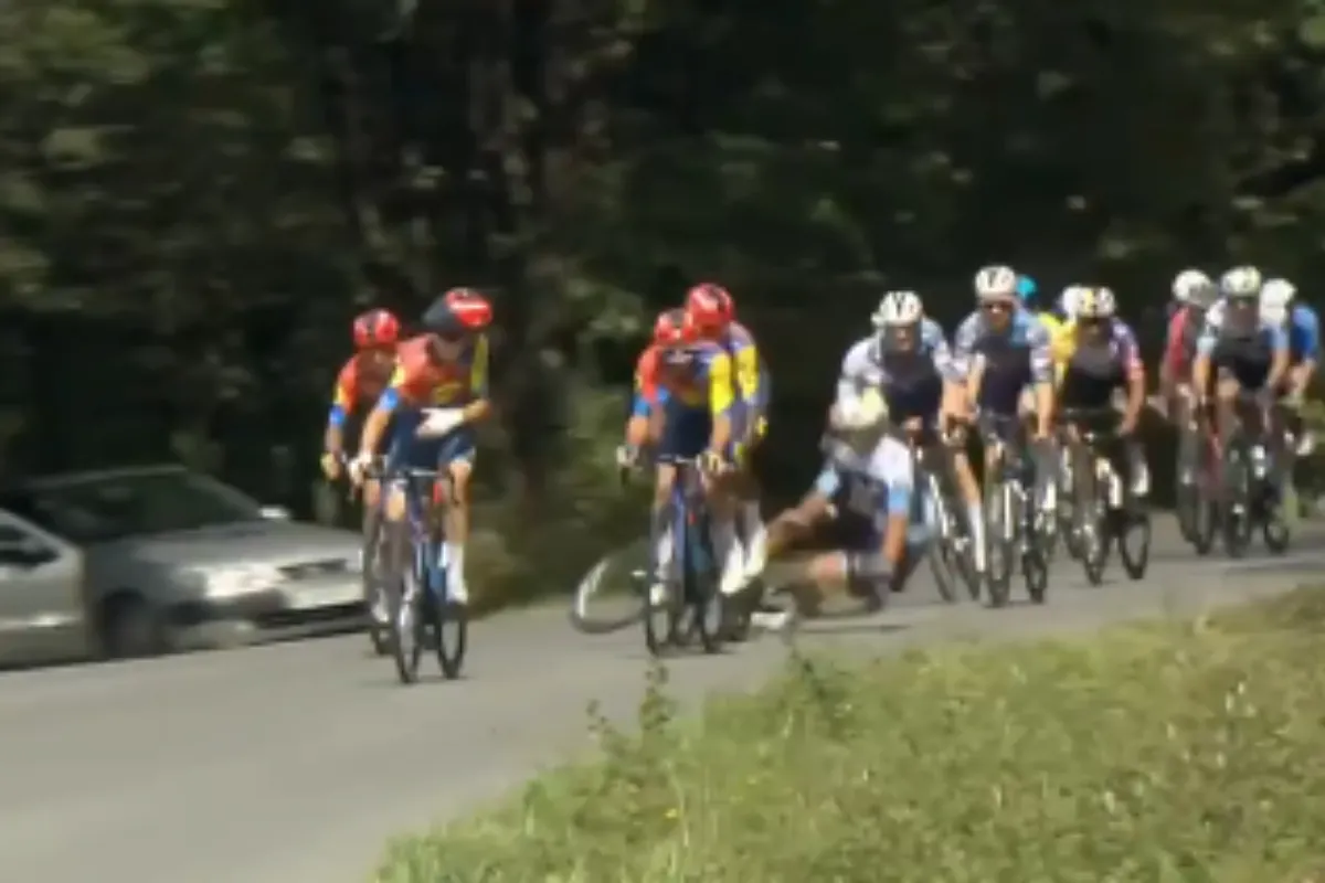 Un manifestante pro Palestina provoca la caída del ciclista Javi Romo en la Vuelta a España