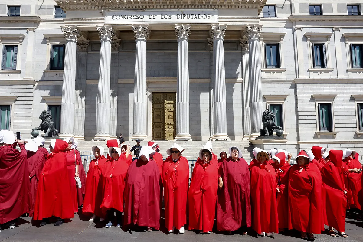 Feministas se oponen a los 'vientres de alquiler' frente al Congreso mientras se celebra un encuentro para padres por gestación subrogada