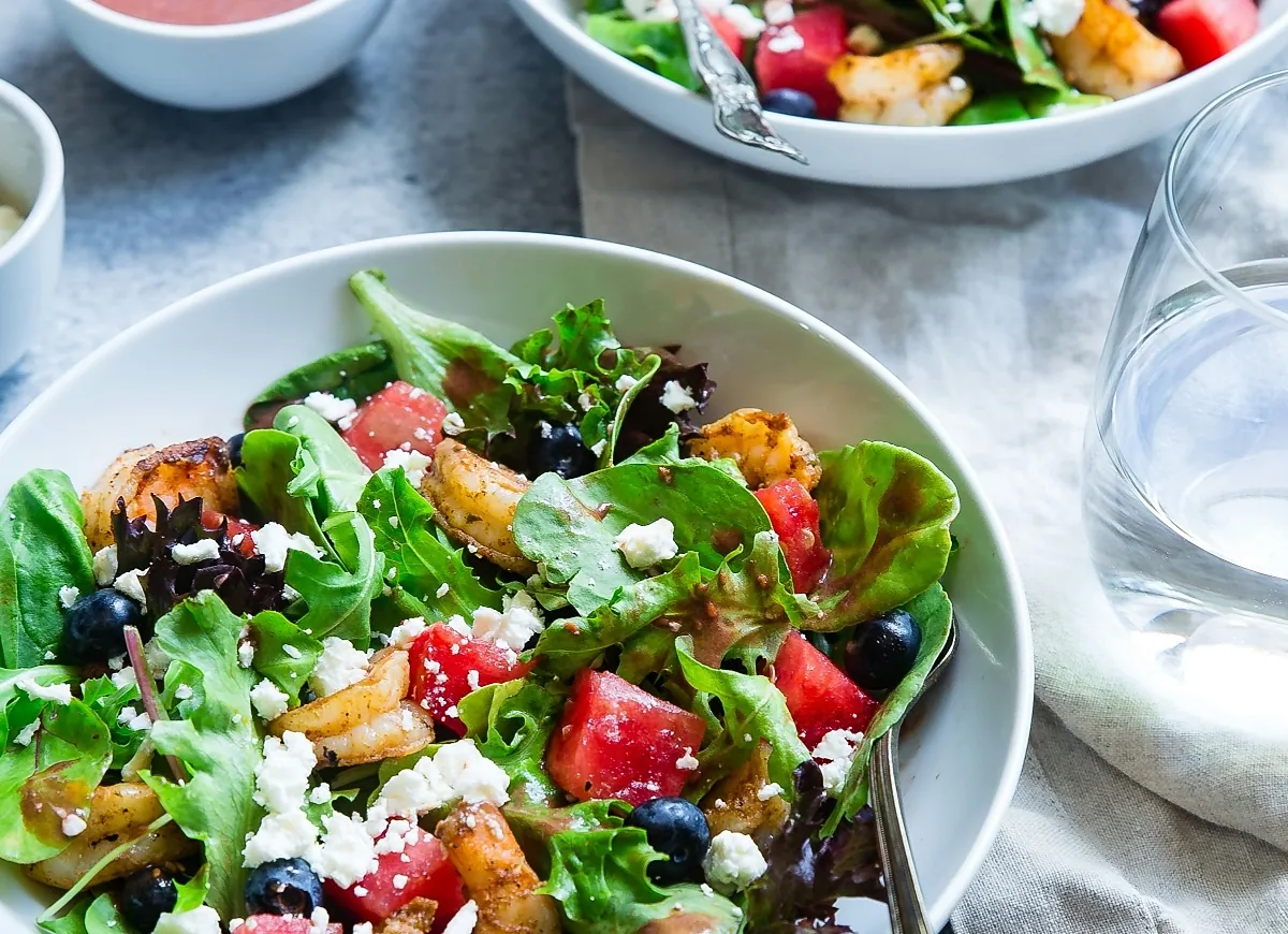 Adiós a las ensaladas de lechuga y tomate: esta es la receta más popular de Granada con ingredientes poco típicos y con una combinación deliciosa