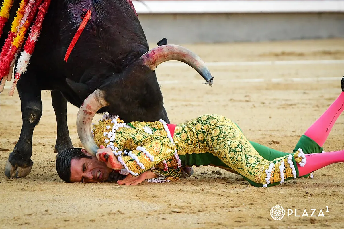 Dramático inicio de la Feria de Otoño: dura cogida a Emilio de Justo en Madrid