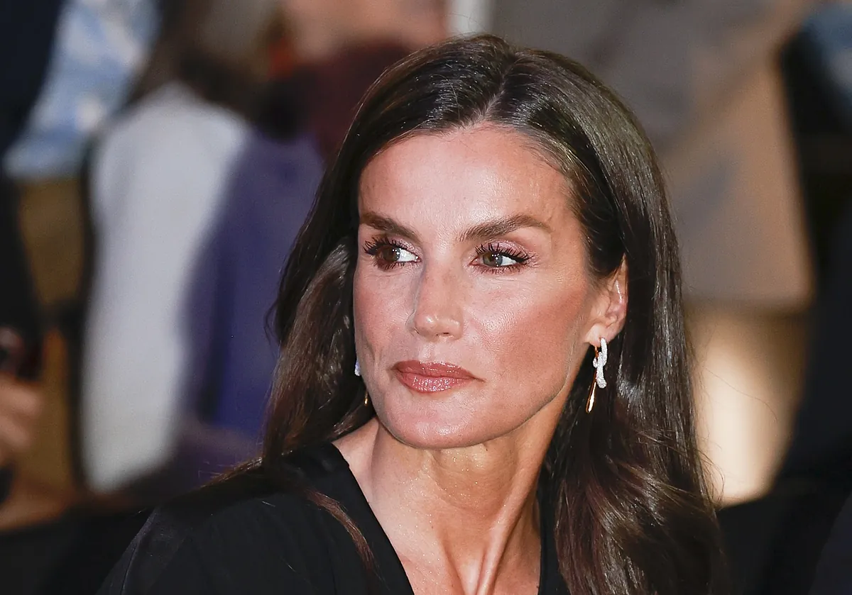 La Reina Letizia, con look ganador en negro y dorado y con sus últimos pendientes favoritos, acude a los Premios Internacionales Rey de España de Periodismo