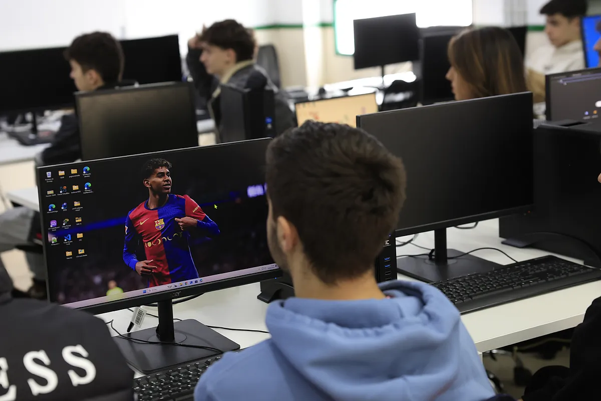 Las sociedades médicas se unen por primera vez para instar a que los adolescentes no vean más de 2 horas al día de pantallas:  Crean adicción como las tragaperras 