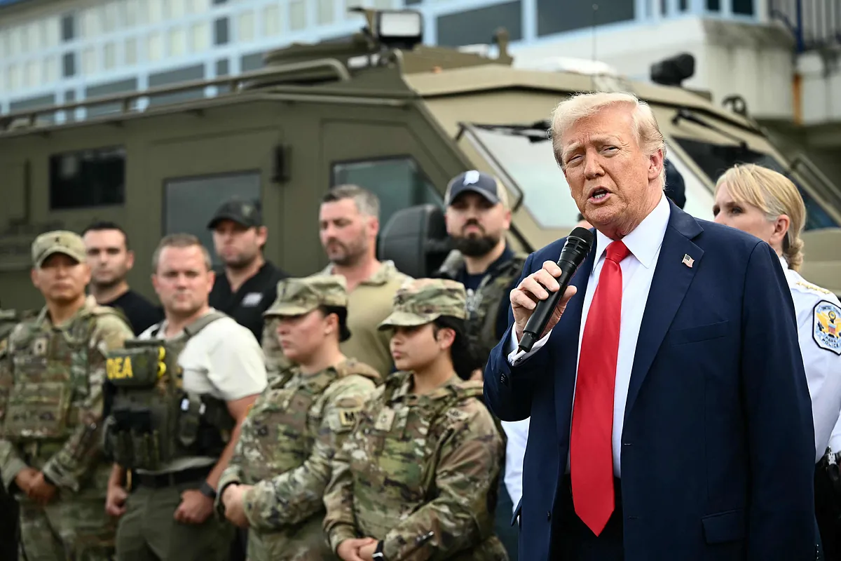 Trump, devriye gezeceğini ve “uzun sürenin” kalmasını sağlayacağını açıkladıktan sonra Washington'daki güvenlik güçlerini selamlamakla sınırlandırıyor.