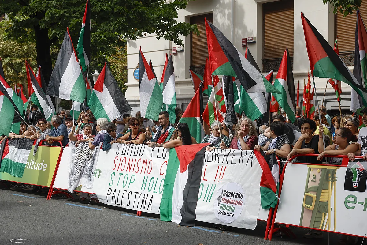 Los ciclistas de la Vuelta se sienten "en peligro" ante las manifestaciones propalestinas