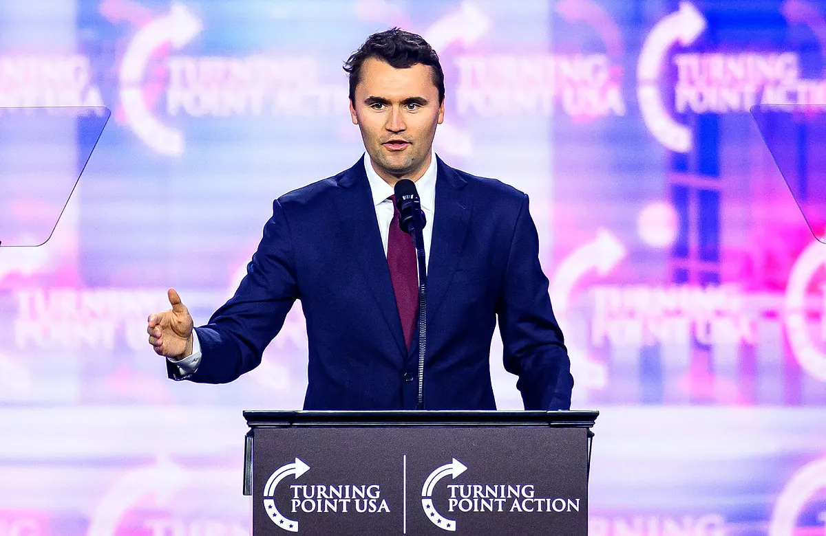Quién era Charlie Kirk, el activista del MAGA asesinado de un disparo que se hizo famoso yendo por campus de todo el país desafiando a estudiantes de izquierdas a debatir con él