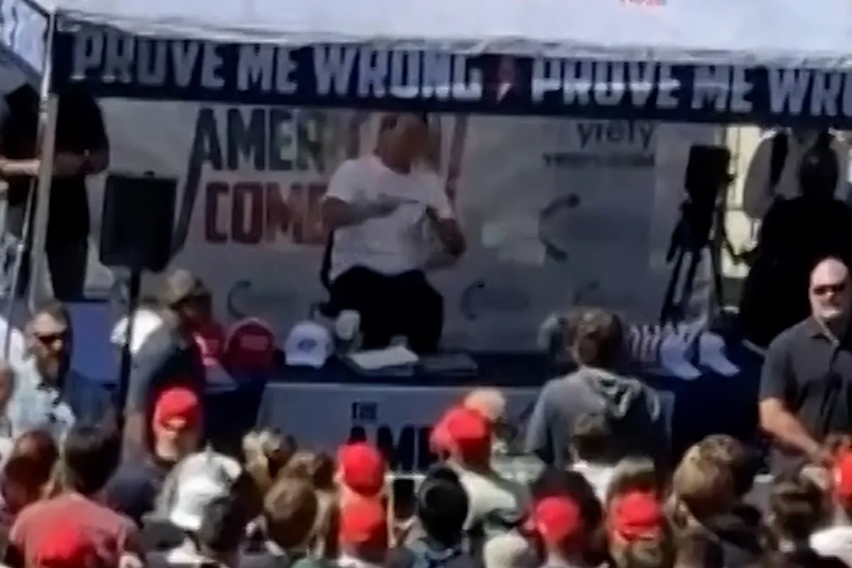 El influencer MAGA Charlie Kirk recibe un disparo en el cuello durante una charla en una universidad